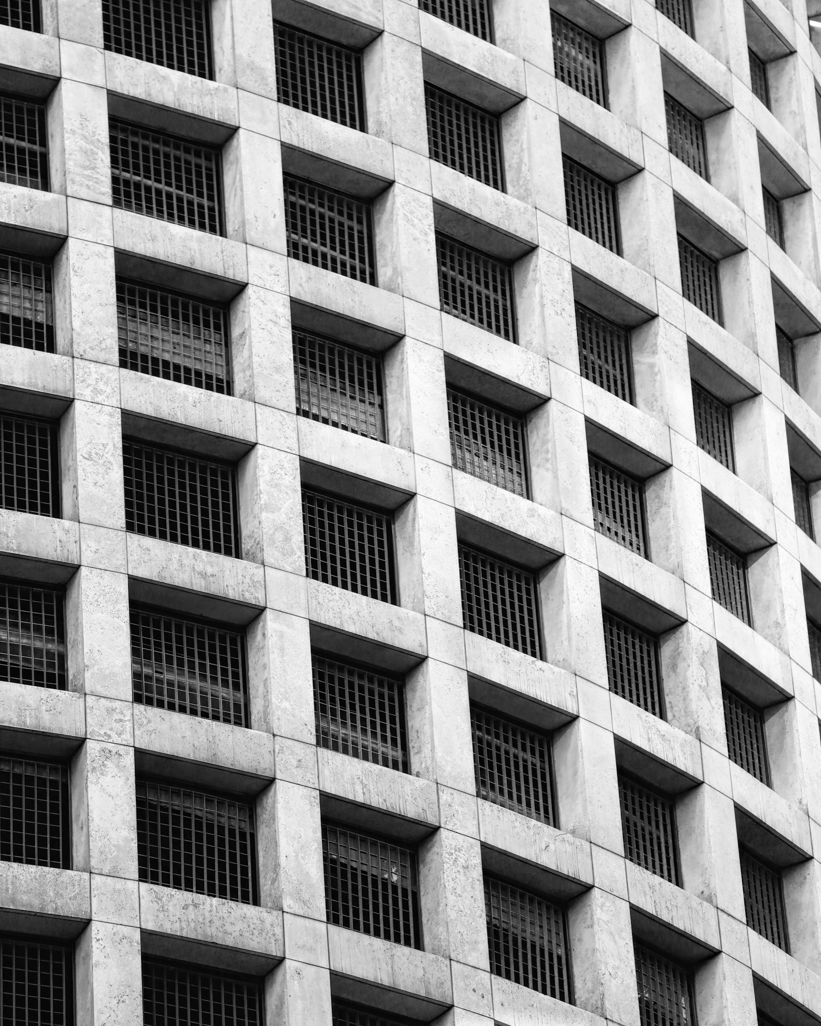 Fachada de concreto com estrutura modular e linhas arquitetônicas precisas